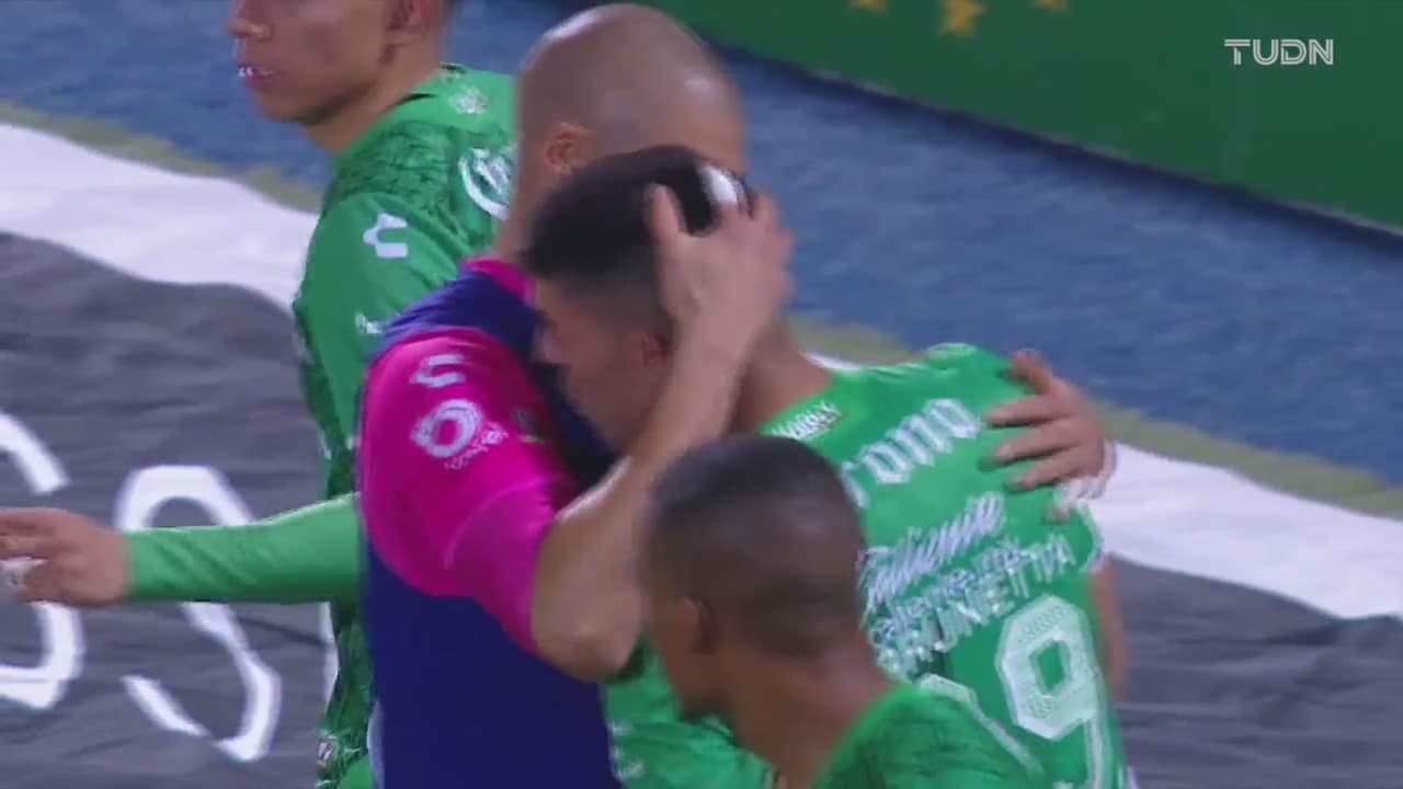 ¡Al rinconcito! Brunetta no perdona y marca de penal el 2-0 de Santos