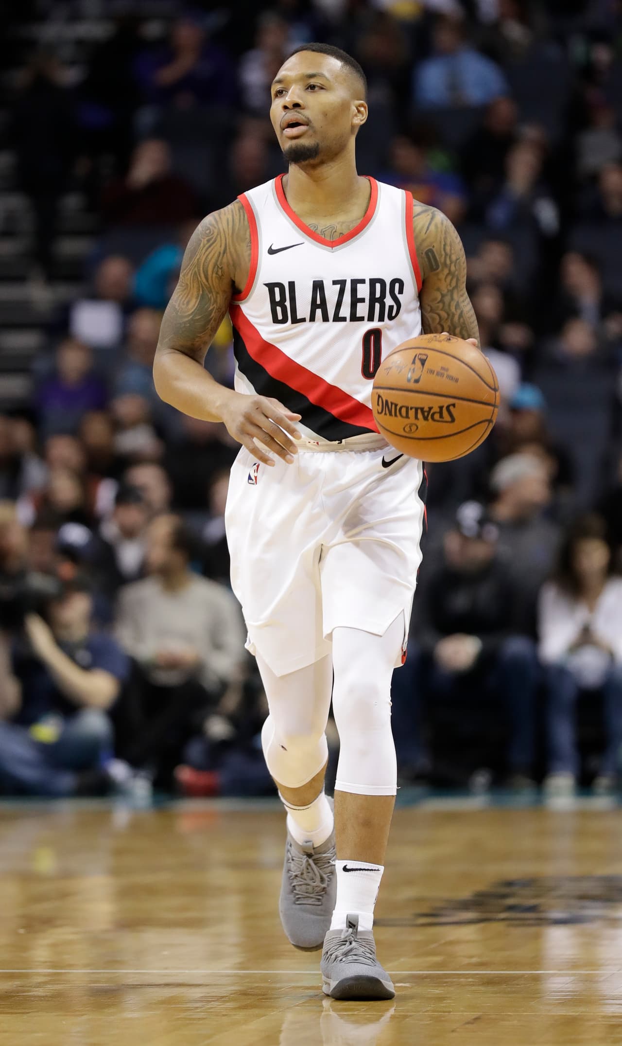 <b>13. Damian Lillard </b>(Portland Trail Blazers) - 26,153,057 millones de dólares.