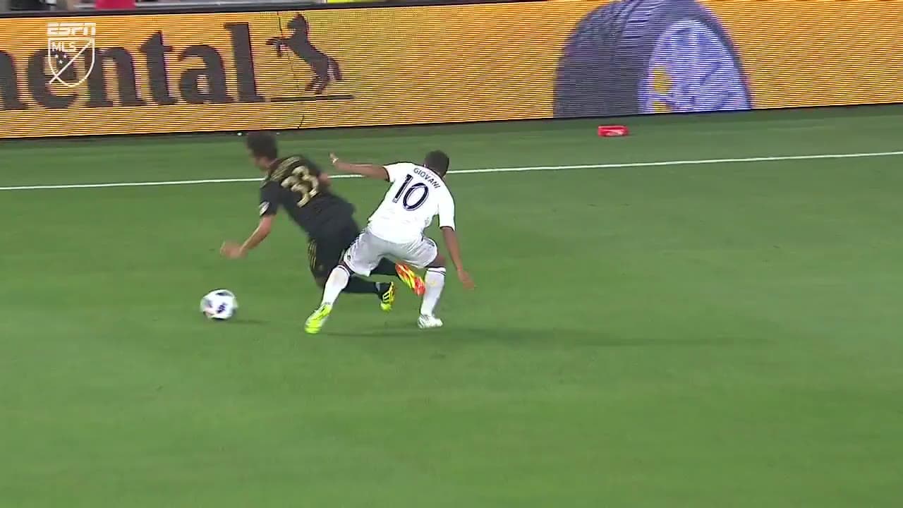 Por esta fuerte agresión, 'Gio' dos Santos se gana la tarjeta amarilla en el segundo tiempo