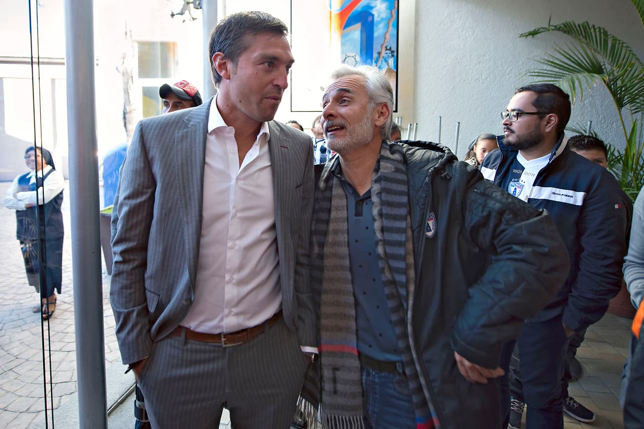 Action photo during the match Pachuca vs Santos at Hidalgo Stadium, Apertura 2016 MX League. -- Foto de accion durante el Partido Pachuca vs Santos en el Estadio Hidalgo, Partido Correspondiente a la Jornada 13 del Torneo Apertura 2016 Liga BBVA Bancomer MX, en la foto: Diego Alonso, Jesus Martinez ---15/10/2016/MEXSPORT/ Javier Ramirez.