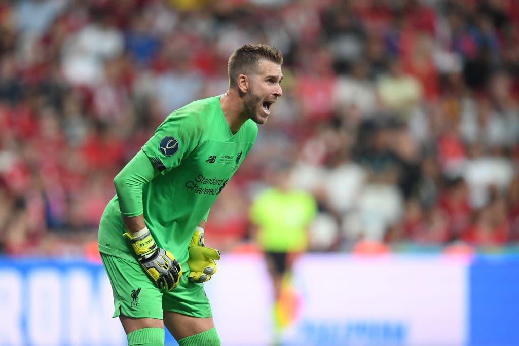Adrián, portero del Liverpool, lesionado por un aficionado.