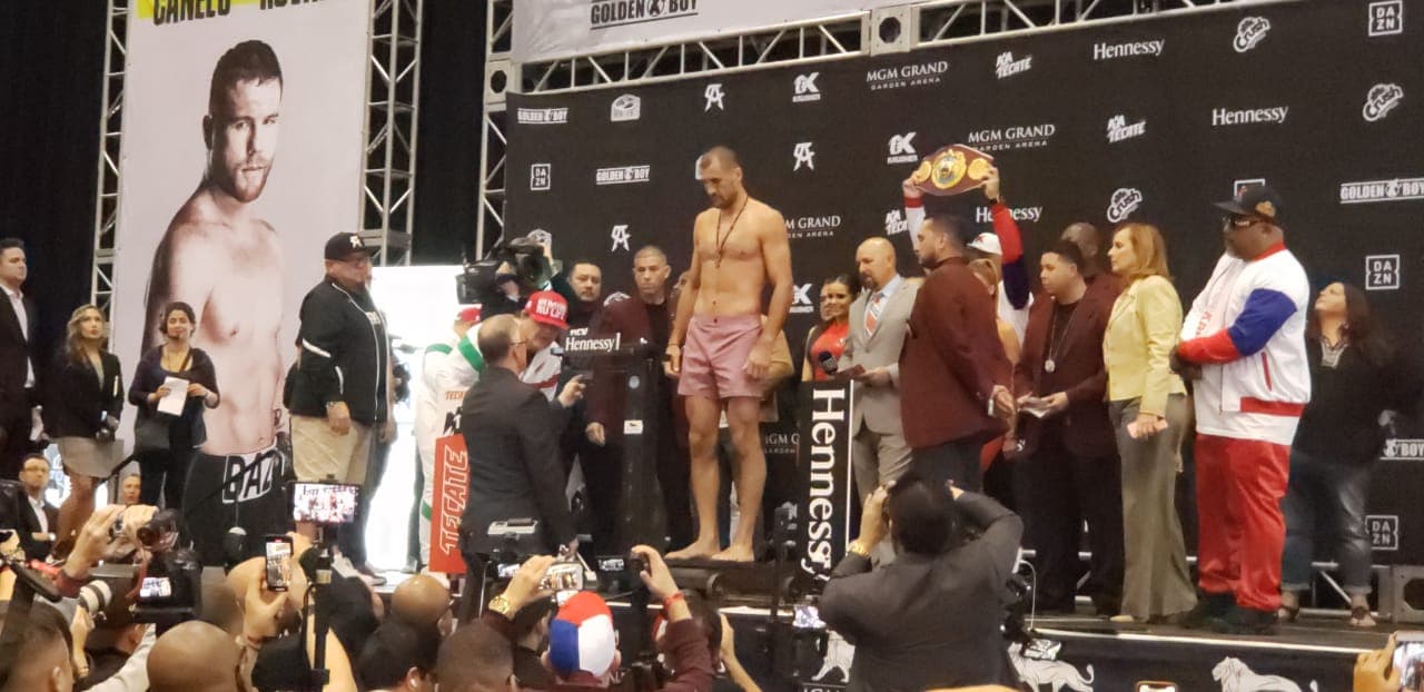 Saúl Álvarez presumió de un físico más trabajado que el ruso Kovalev en la ceremonia de pesaje.