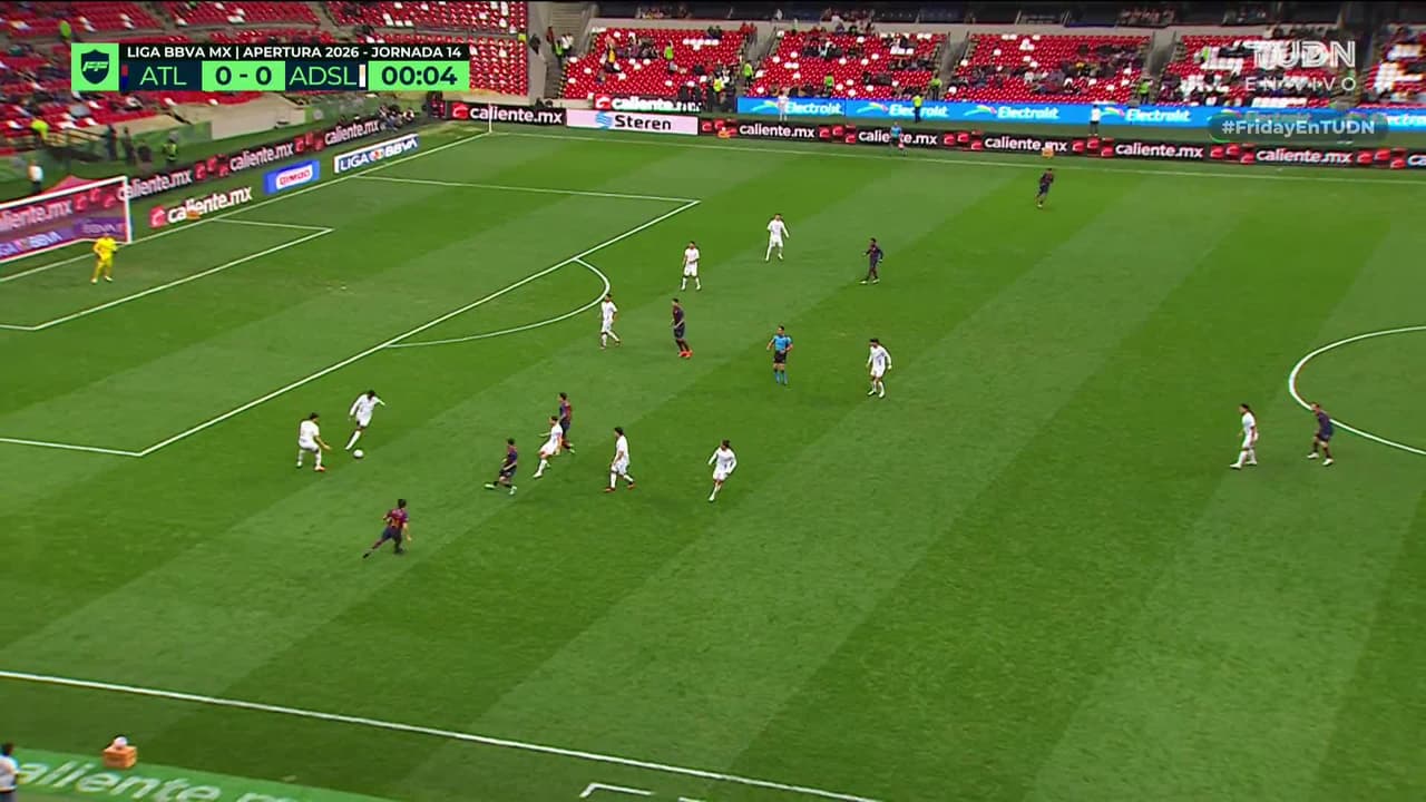 Arranca el partido y la pelota está en juego.