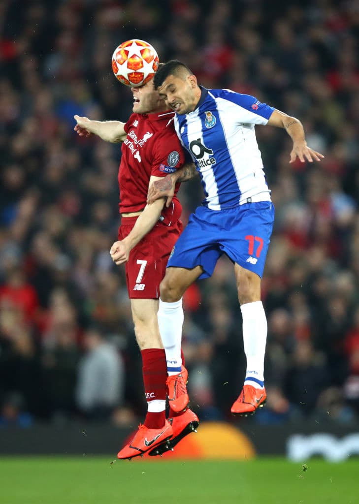 Lo mismo se puede decir de Jesús Manuel Corona del Porto, quien es un jugador rápido, con picardía, velocidad y bastante inteligencia sobre el terreno de juego.