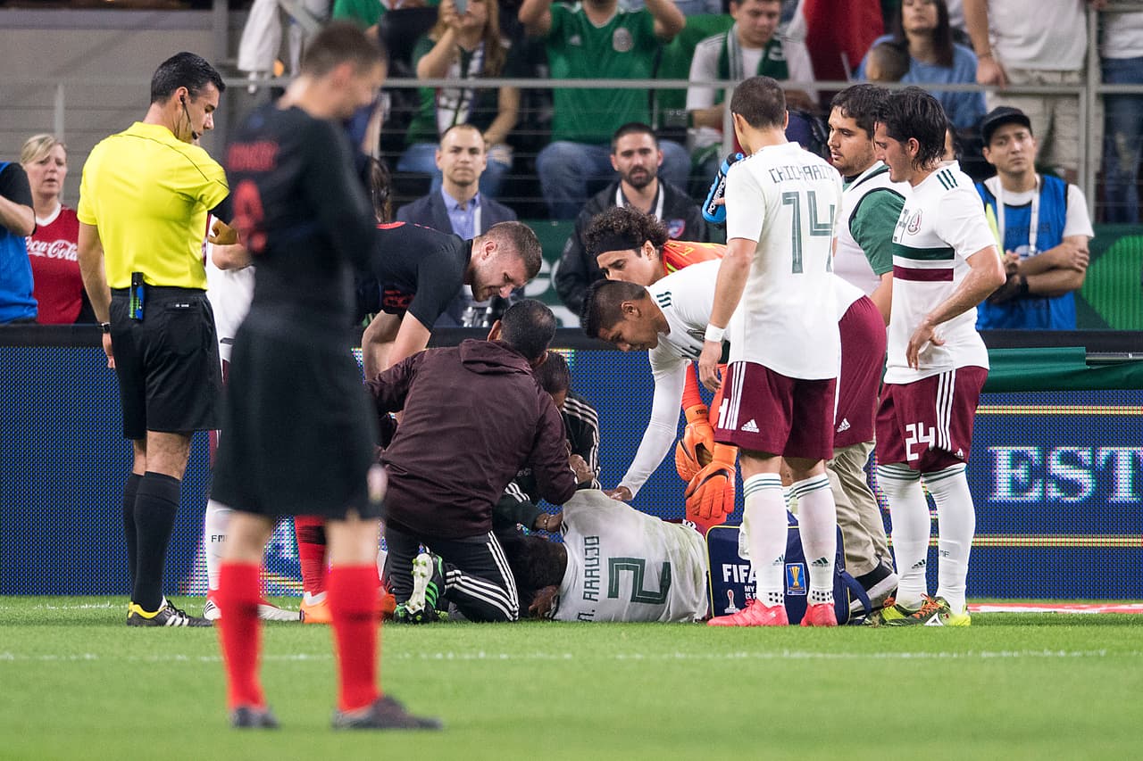 El defensor de Santos Laguna realizó un cierre deslizante, pero su rodilla izquierda se trabó en el césped y tuvo que ser atendido por los médicos.