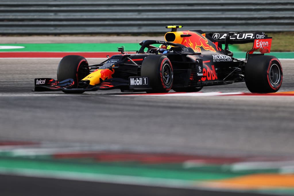 El piloto mexicano de Red Bull, Sergio Pérez, se quedó muy cerca de obtener su primera pole position en la Fórmula 1 este sábado durante la calificación para el Gran Premio de Estados Unidos de este domingo. El líder del mundial de F1 y compañero de equipo de 'Checho' Pérez, Max Verstappen, consiguió la pole en el que saldrá por delante del vigente campeón, el británico Lewis Hamilton, de Mercedes.