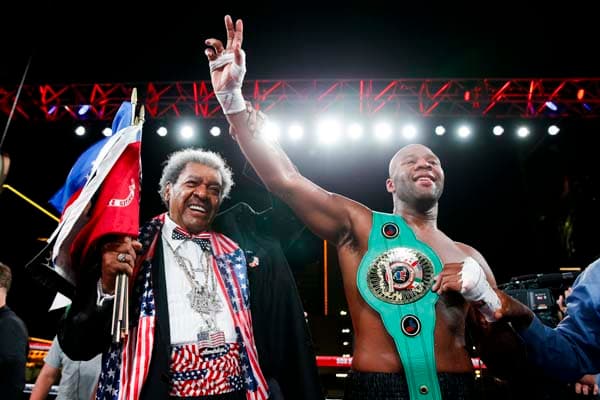 Don King levanta la mano de su pupilo Trevor Bryan.