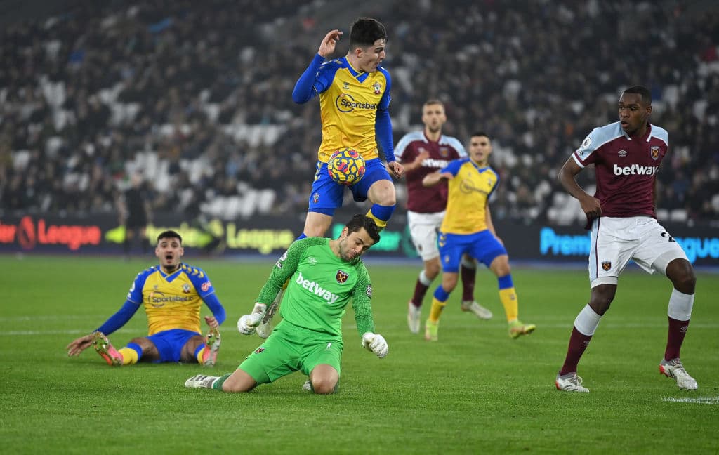 Manchester City goleo 6-3 al Leicester, Arsenal pasa por encima del Norwich City 3-0, Tottenham también golea 3-0 al Crystal Palace y el Southampton consigue apretada victoria de visita 2-3 sobre el West Ham United.