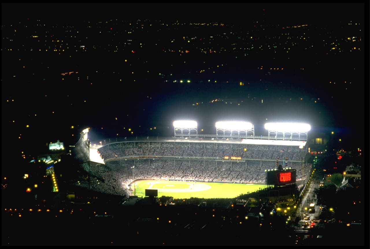 Espectacular toma aérea del Wrigley Field la noche en que por primera vez albergó un partido de beisbol bajo la luz artificial.