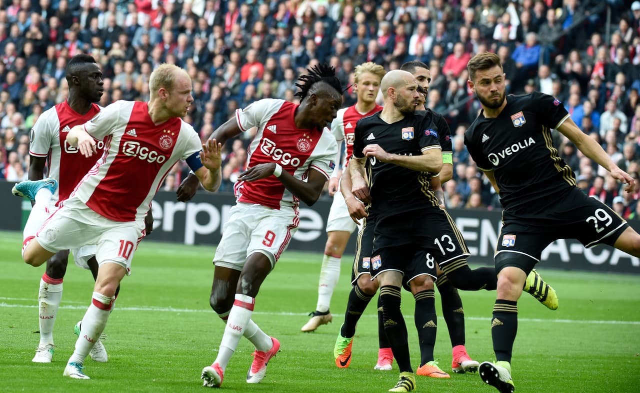 Sin embargo, el primer gol llegó tras un tiro libre de Hakim Ziyech y un cabezazo de Bertrand Traore (9) para poner al minuto 25 el 1-0 a favor del Ajax.