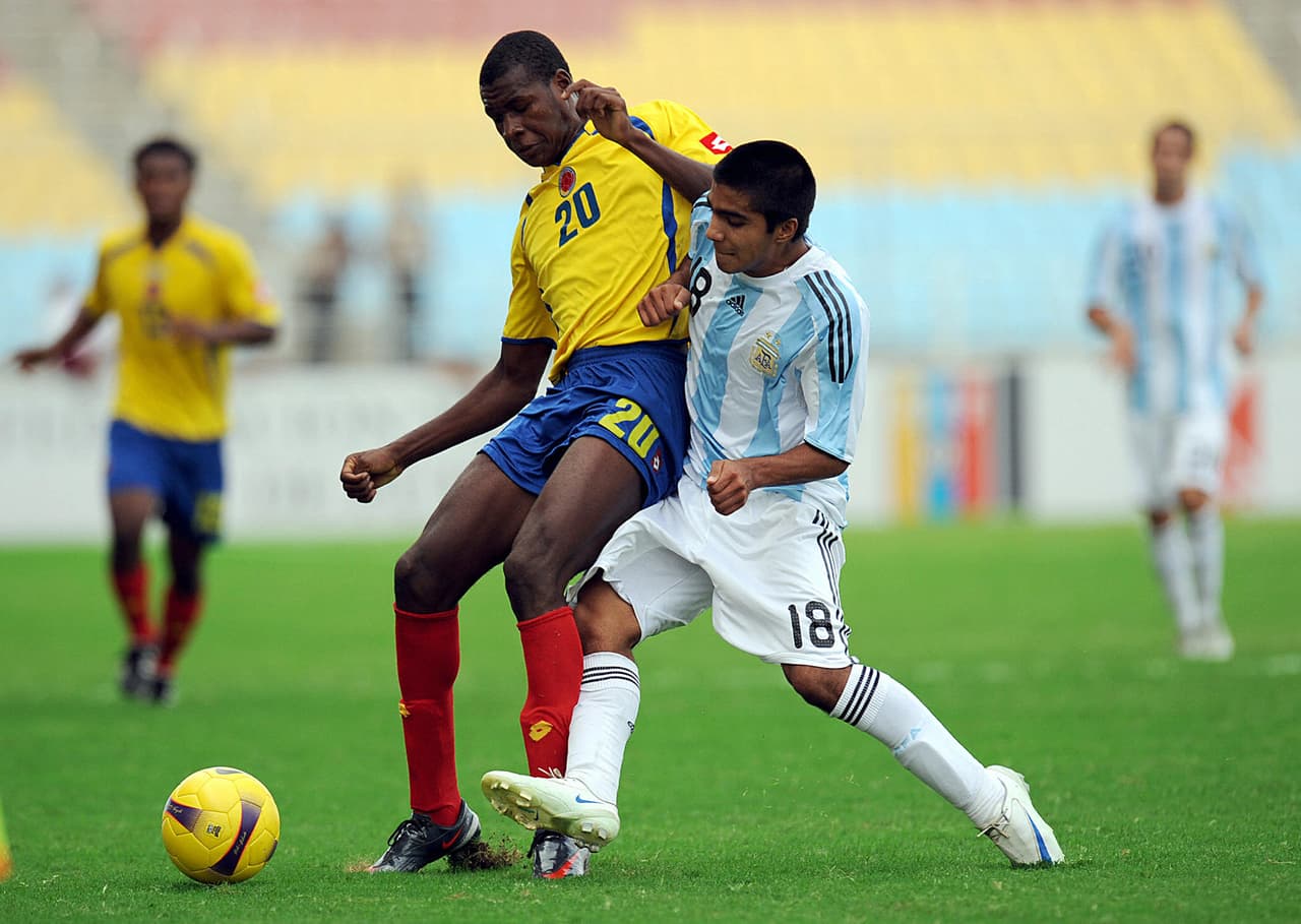 Veracruz pagó también 2 millones de dólares por el traspaso del argentino Leandro Velásquez (der).