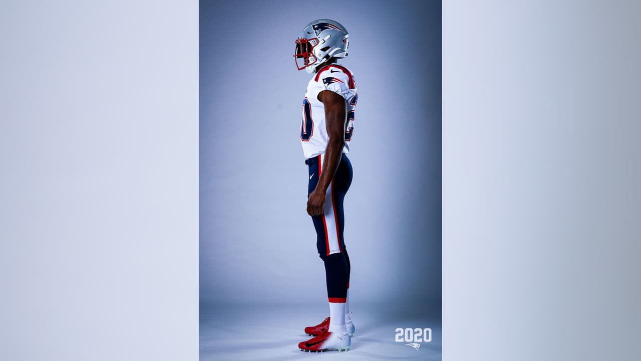 Los Patriots ya sin la presencia de Brady y en modo de reestructuración presentaron su nueva indumentaria para la temporada 2020 en la NFL. El color azul es muy similar al modelo color rush y el blanco es una adaptación combinando con las licras azules.