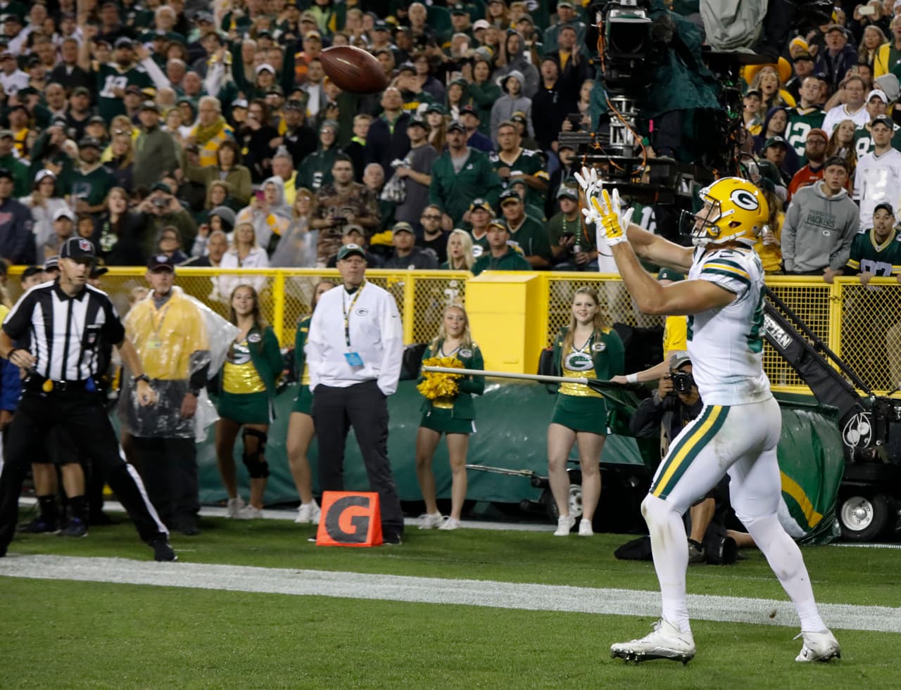Green Bay Packers' Jordy Nelson catches a touchdown pass during the second half of an NFL football game against the Chicago Bears Thursday, Sept. 28, 2017, in Green Bay, Wis. (AP Photo/Mike Roemer)
