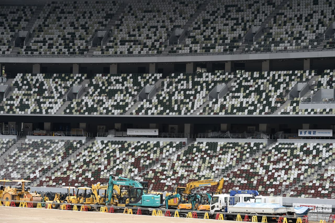 Ya se han colocado 45.000 de los asientos de la grada, que acogerá a un total de 60.000 espectadores y que se ha pintado en cinco colores de tonalidades verdosas.