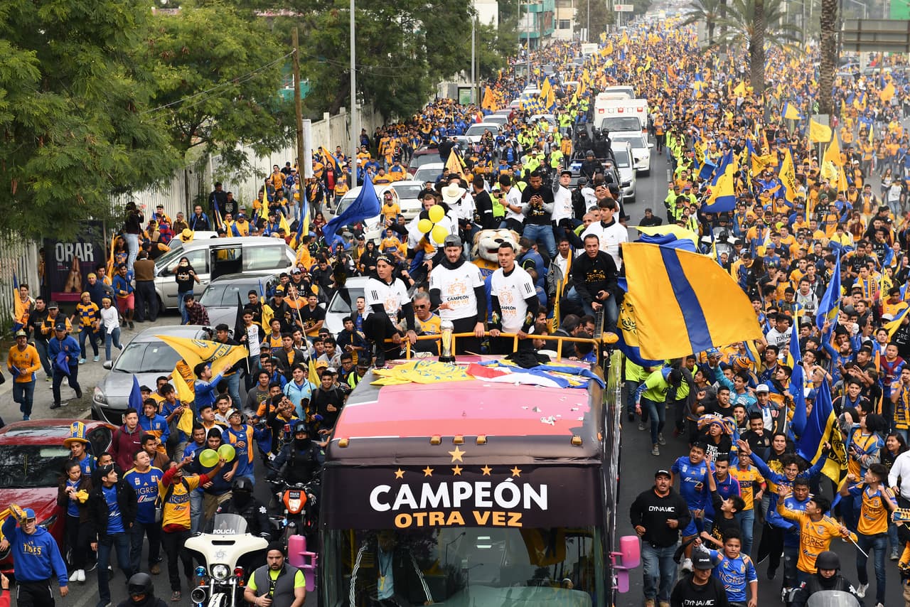 Tigres desfiló por las calles de Monterrey como campeón del Apertura 2017.