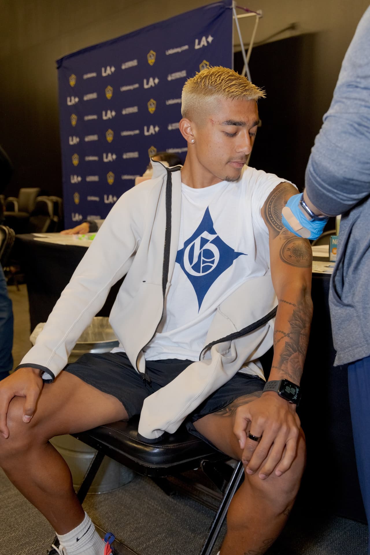 El lateral Julian Araujo también fue de la partida.