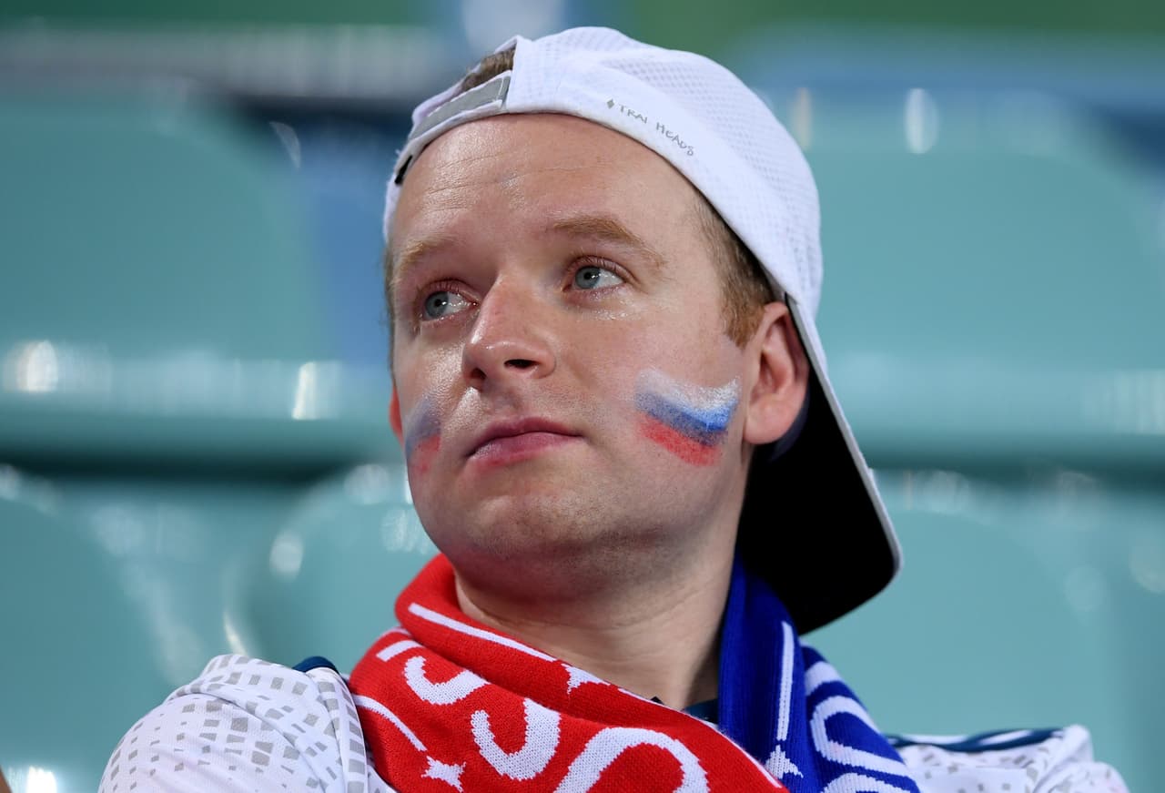 Aficionado ruso lamenta la eliminación de su equipo durante la Copa Mundial de Fútbol.