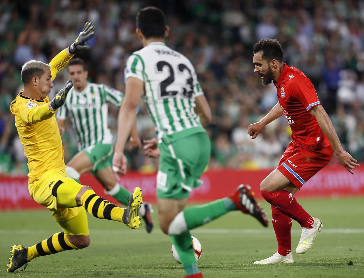 El Espanyol en contragolpe estuvo cerca de marcar el 2-0 porque el Betis estaba completamente volcado al ataque, en plena desesperación por no lograr la igualada.