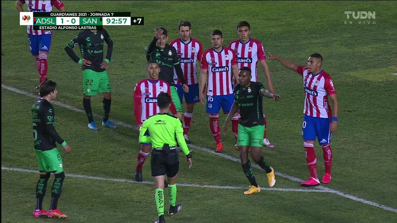 ¡Expulsión! El árbitro saca la roja directa a Diego Pineda.