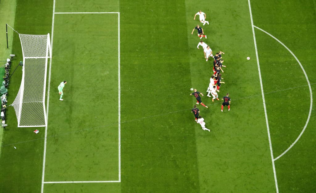 Danijel Subasic sabía que poner tantos jugadores en la barrera podría serle perjudicial porque al tiempo le cortó la visión del balón.