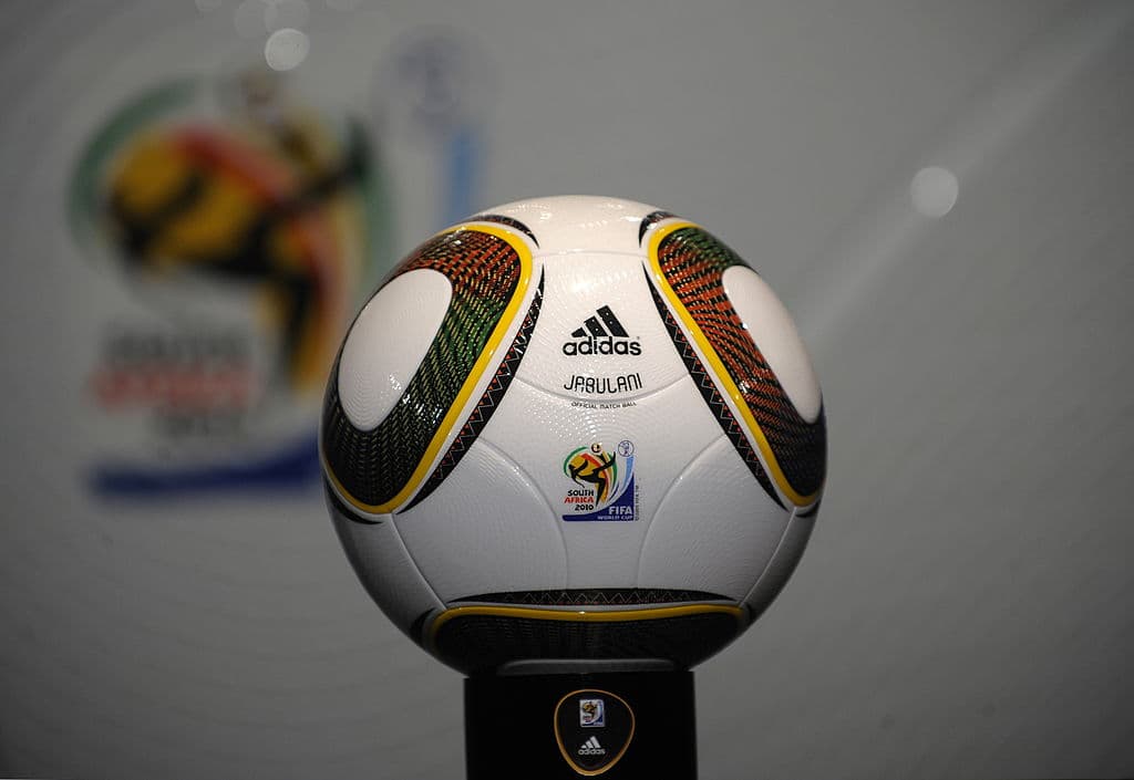 Sudáfrica 2010 - Jabulani
<br>La idea era tener el balón más redondo y se redujeron los paneles de 14 a únicamente ocho sellados. Con 11 colores, uno por cada jugador del equipo, tenía una capa de supercarbonato para mejorar los remates.