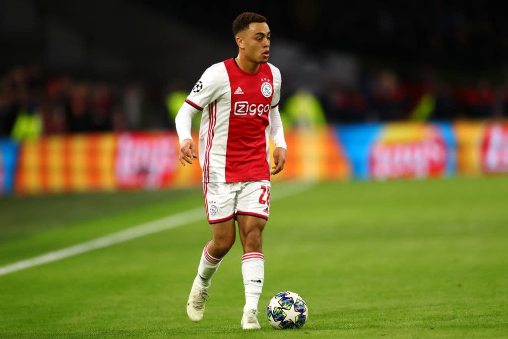 Compañeros de Edson Álvarez se encaran en pleno partido del Ajax