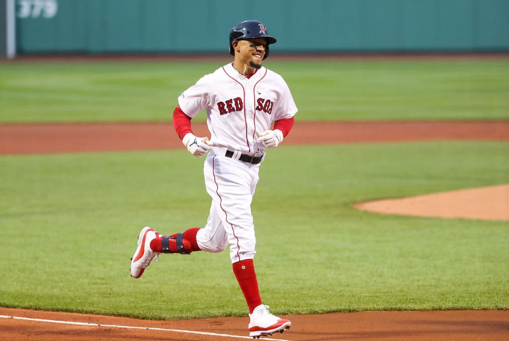 Mookie Betts se fue para la calle con un tablazo solitario por el center field en la primera entrada para darle ventaja a los Boston Red Sox de 1-0.