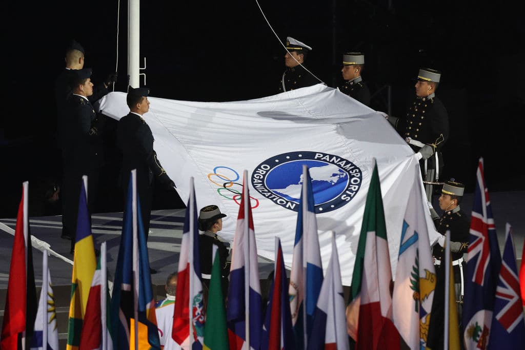 Soldados izan la bandera de Panam Sports durante la ceremonia de apertura de Lima 2019.