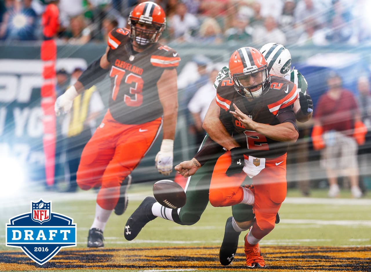 6.- Errores en la primera ronda: A pesar de firmar a Robert Griffin III, se espera que los Browns recluten a un quarterback en este Draft, inclusive lo podrían hacer con la selección #2 global. Desde 1999, Cleveland ha tomado 4 quarterbacks en el primera ronda (Tim Couch, Brady Quinn, Brandon Weeden y Johnny Manziel). Ninguno duró más de 4 años en Cleveland, Weeden y Manziel duraron solo 2.