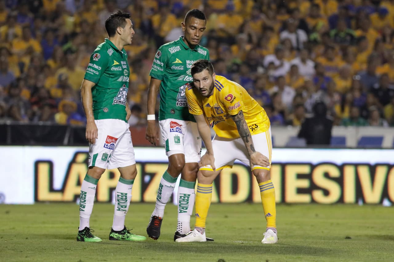 Ese celoso marcaje no tuvo demasiado efecto en Gignac ni en el primero ni en el segundo tiempo aunque estuvieron custodiando cerca al galo.