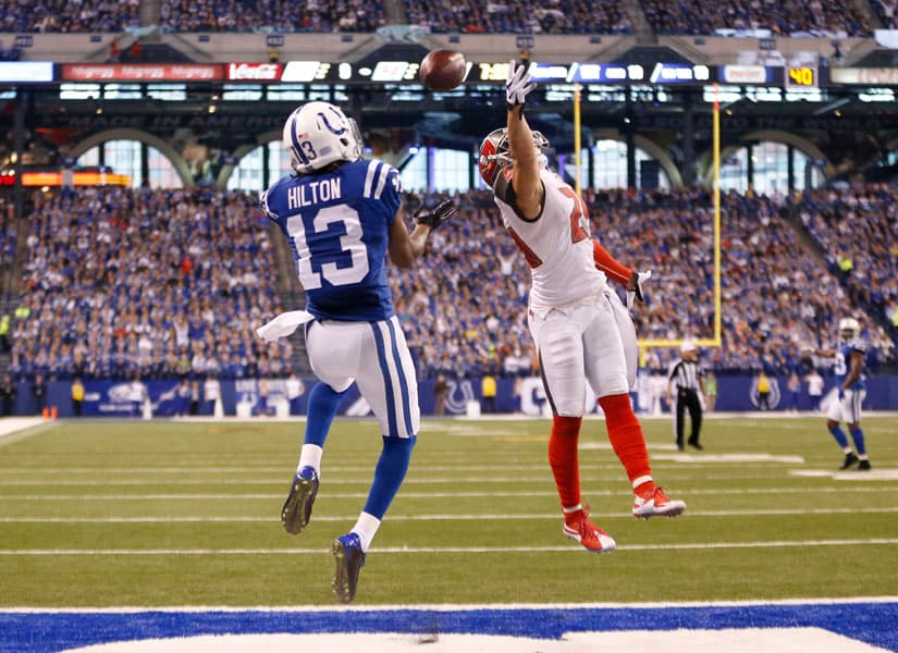 TY Hilton se llevó dos envíos de TD de Matt Hasselbeck en el duelo que los Colts ganaron a TB por 25-12.