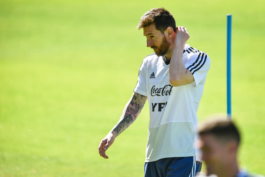 La Selección de Argentina se entrenó de cara a su partido ante Paraguay, a la que se enfrentará este miércoles en el Estadio Mineirao con la imperiosa necesidad de resarcirse tras un atroz debut en la Copa América ante Colombia que resultó en derrota por 2-0. Las expresiones de Lionel Messi y compañia reflejaron el sentir, el ánimo en el vestidor de la albiceleste. Las gesticulaciones durante la conferencia de prensa de Lionel Scaloni, entrenador argentino, reafirmaban el momento tenso que vive su equipo. ¿Podrán mejorar su ánimo?