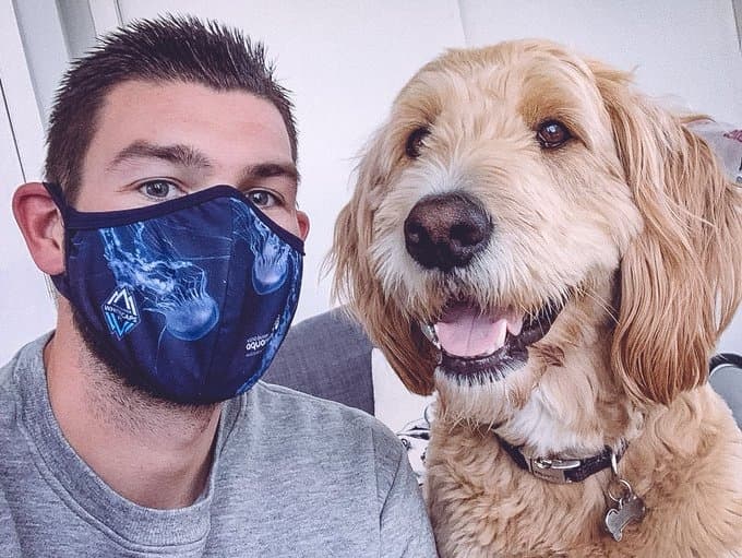 Maxime Crépeau, arquero de Whitecaps, y su perro Diego.
