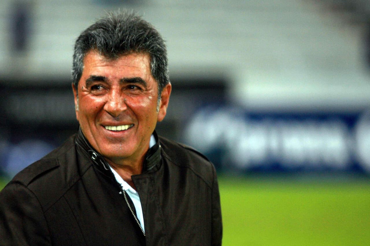 Carlos Reinoso era entonces el DT rojinegro y él mismo lo arregló. Sin embargo, Basay prefirió recular de último minuto y se fue al Stade de Reims de Francia.