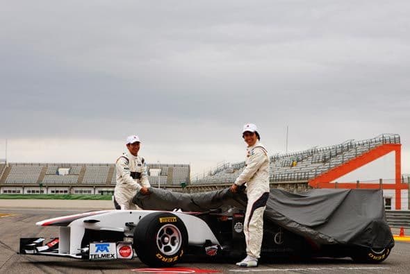 De color blanco, con un gris oscuro en los alerones, el C30 presenta los logotipos de varios patrocinadores mexicanos.