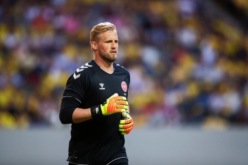 El segundo capitán de la selección de Dinamarca y portero titular, Kasper Schmeichel, quien juega para el Leicester City, acumula 33 convocatorias con el representativo nórdico.