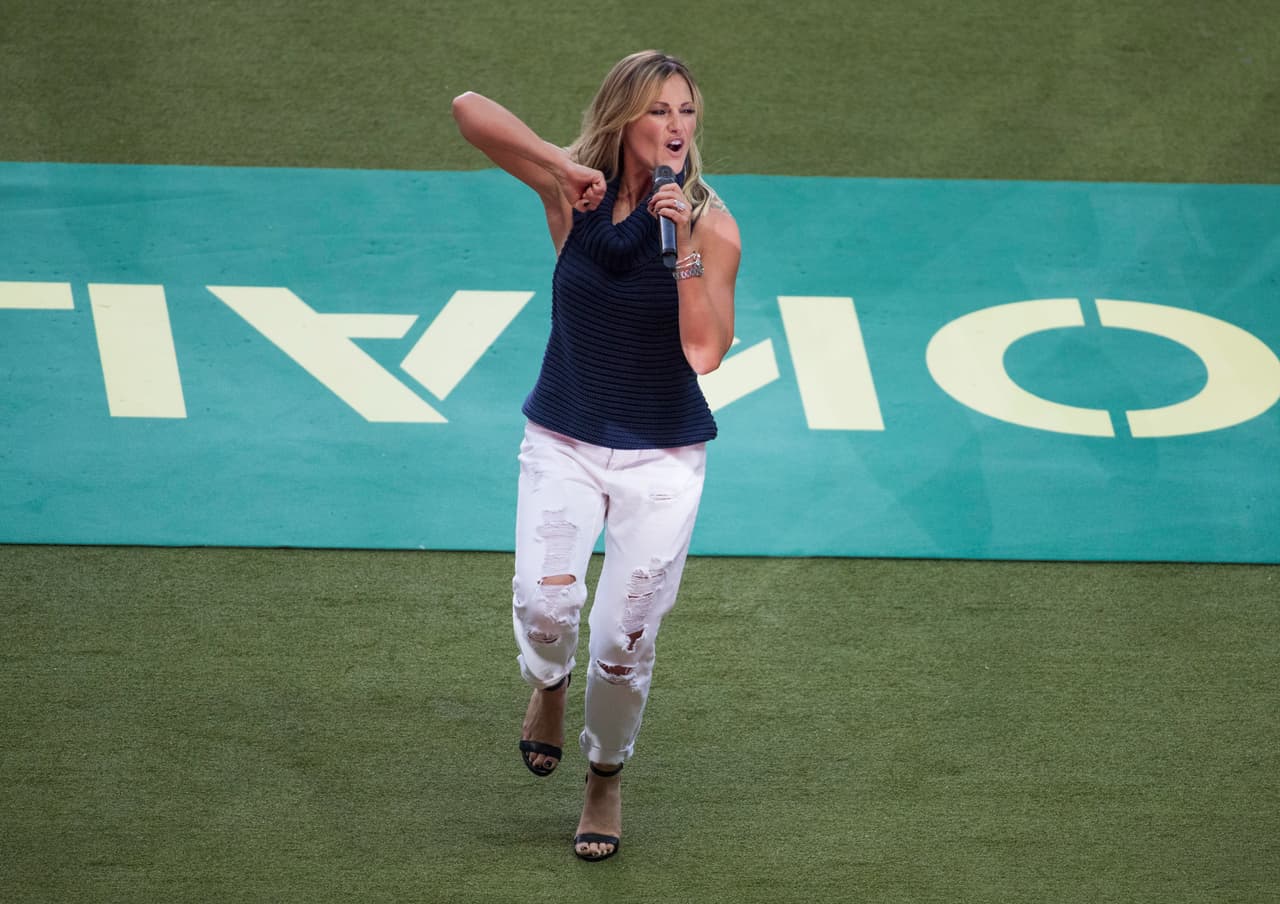 Al medio tiempo, que tuvo espectáculo musical, el partido se fue igualado.