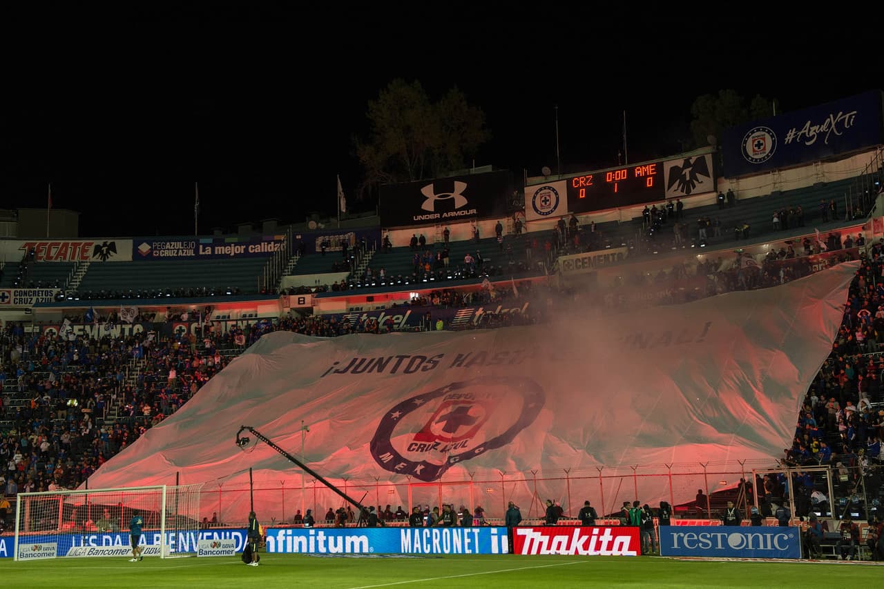 La afición cementera mostró su apoyo al equipo con una bandera gigante en una de las cabeceras del Estadio Azul.