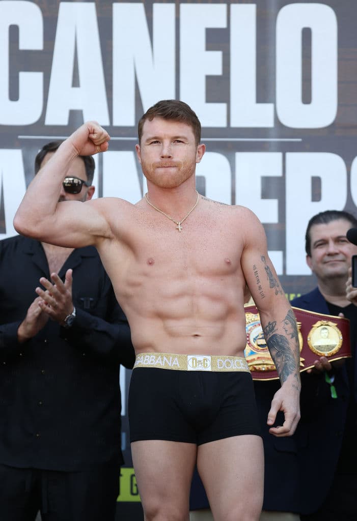 El primero en subir fue Billy Joel Sanders que salió en color rojo, playera y shorts, presumiendo su cetro de la OMB marcó 167.8 libras; posteriormente llegó el turno para el mexicano Saúl ‘Canelo’ Álvarez quien salía en una pijama tono turquesa, recibió el apoyo de los mexicanos y que dejó la báscula en 167.4 libras.