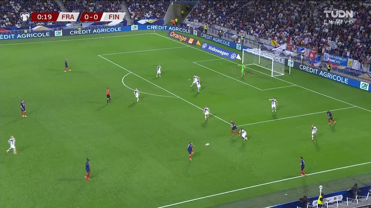 Arranca el partido y la pelota está en juego.