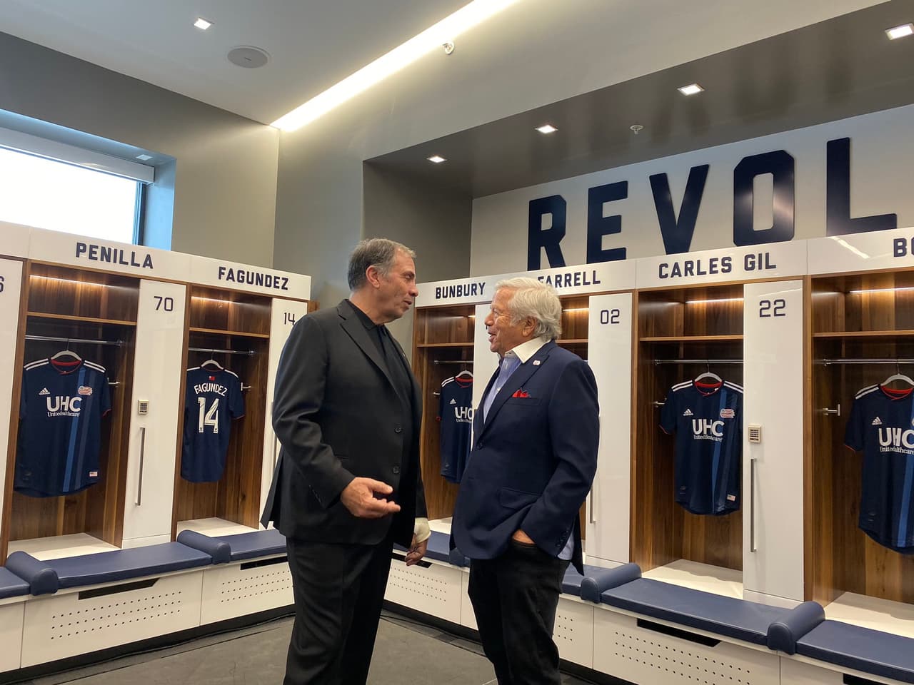 El entrenador Bruce Arena y el propietario y el propietario del club -Robert Kraft- fueron los encargados principales de inaugurar el nuevo centro de entrenamiento.