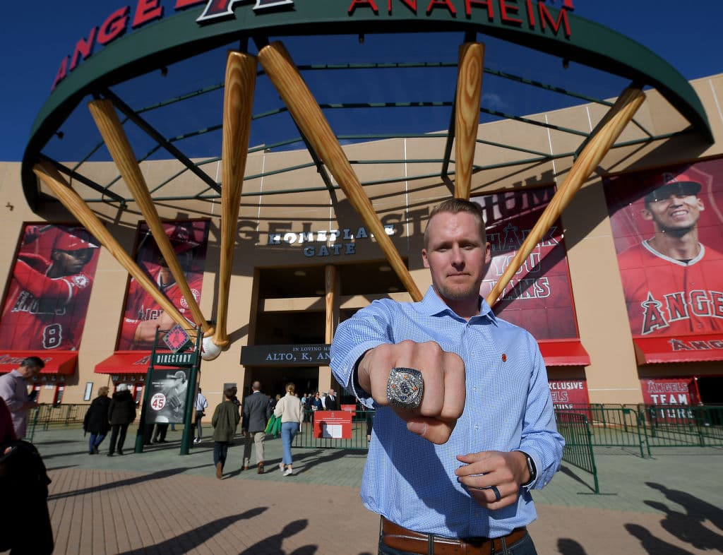 La ciudad de Anaheim rindió homenaje a la Familia Altobelli, el coach John, su esposa Keri y su hija Alyssa, fallecidos junto a Kobe Bryant en un ccidente aéreo.