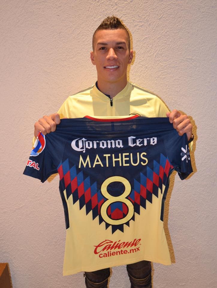 Mateus Uribe portará el número 8.
