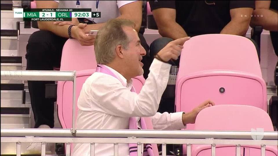 Tarjeta amarilla. El árbitro amonesta a Nani de Orlando City SC