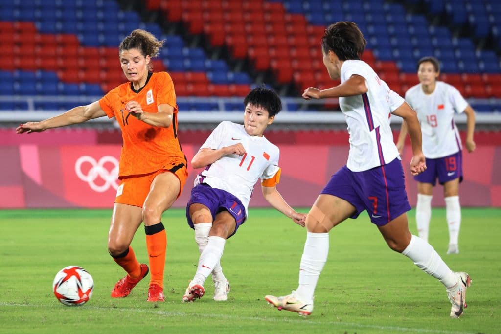 Países Bajos le propinó una goliza a China 8-2 durante la tercera Jornada en los Juegos Olímpicos. Medema, Mertens y Beerensteyl sumaron dobletes para la 'Naranja Mecánica', mientras que Pelova y van de Saden aportaron uno para la victoria y se medirán ante Estados Unidos en Cuartos de Final.