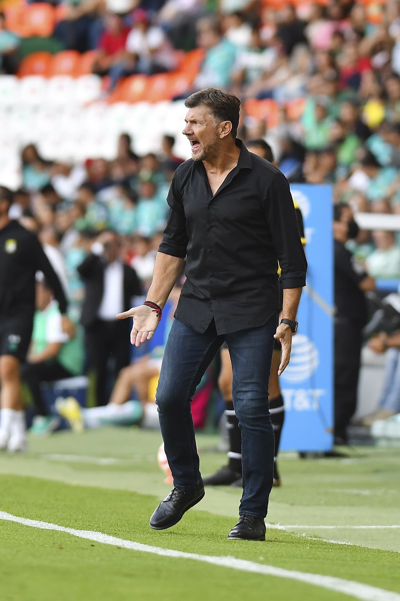 Hernán Cristante desesperado desde la banca.