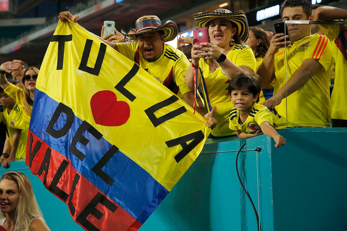 Los fanáticos colombianos fueron mayoría en el Hard Rock Stadium de Miami y apoyaron al equipo que mejoró en el segundo tiempo hasta dar la vuelta al marcador.