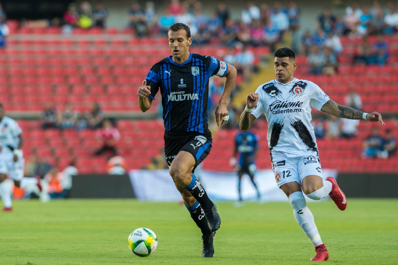 Queretaro asumió el control del partido y buscó encontrar espacios en la defensiva rival.