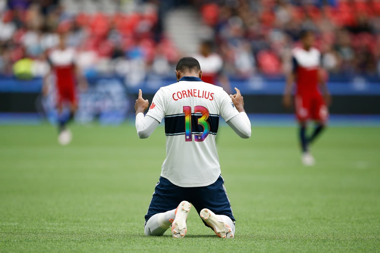 A propósito de la especial ocasión, el equipo canadiense lució dorsales con los colores de la bandera del arcoíris.