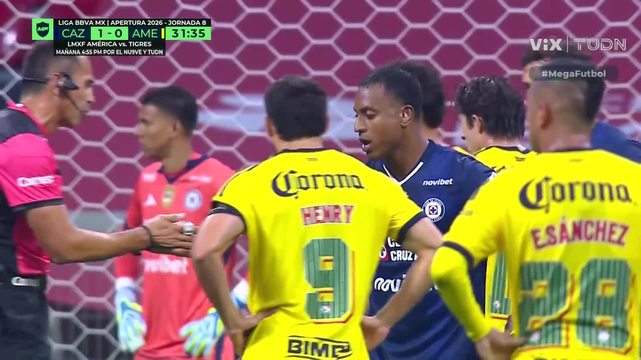 ¡Willer Ditta y Henry Martín se calientan y se dan de manotazos en el área!